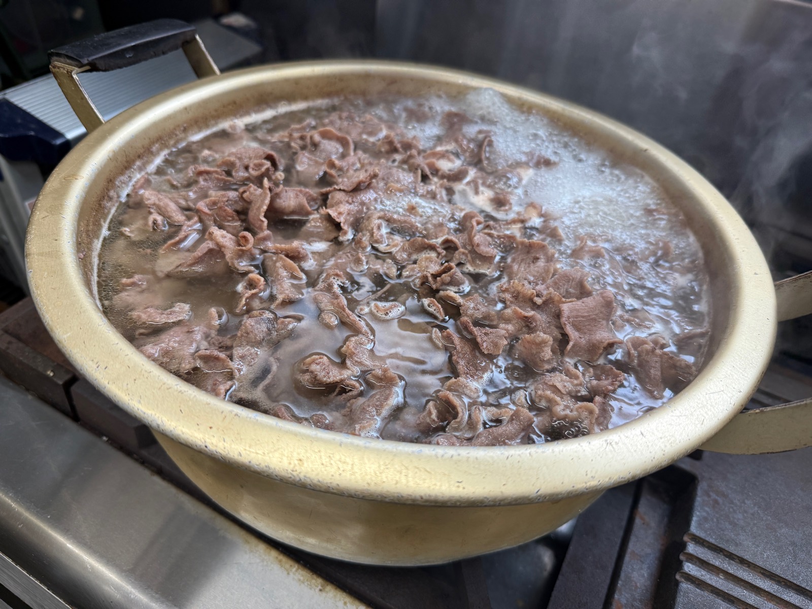 牛タンをボイルしている様子